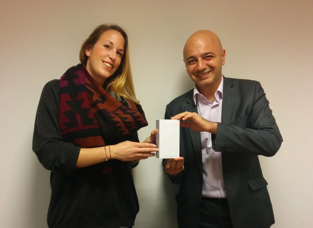 Monsieur Rotto-Balli, membre du Conseil de fondation NODE LPP, remet l'iPhone 6 à Madame Rebuffat, cofondatrice de la société BarkingCat Sàrl.