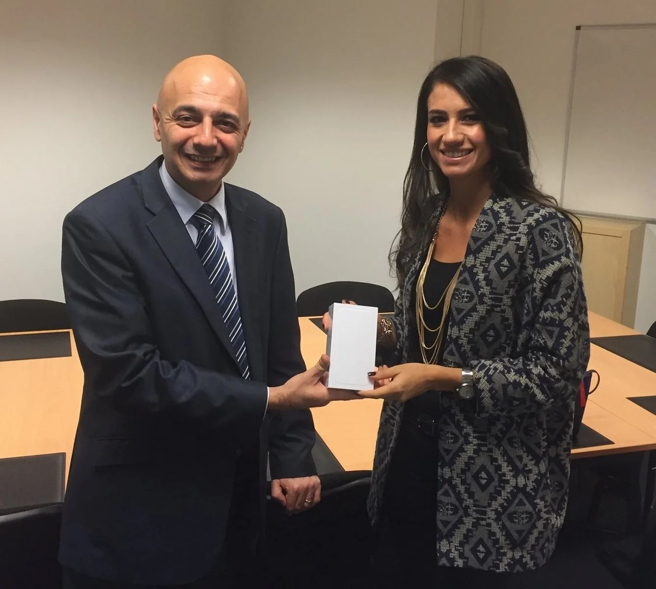 Monsieur Rotto-Balli, membre du Conseil de fondation NODE LPP, remet l'iPhone 6 à Madame Fernanda De Donno, spécialiste RH à la RTS.