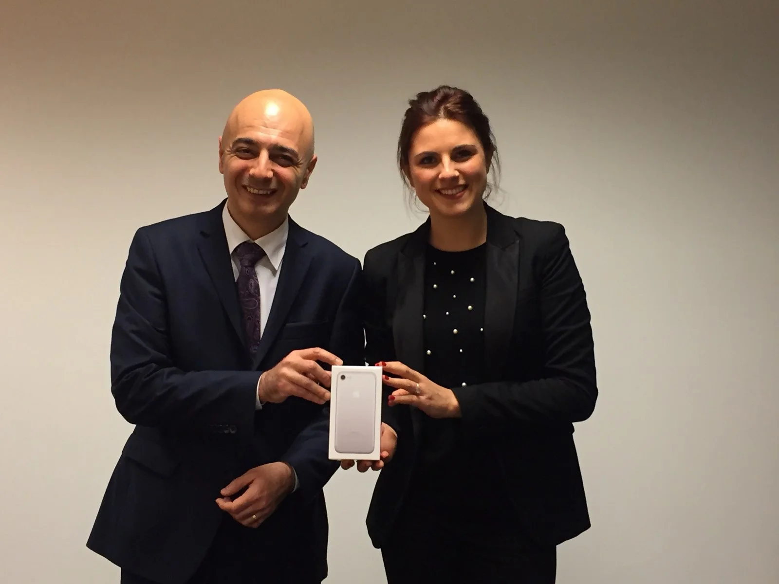 Monsieur Rotto-Balli, membre du Conseil de fondation NODE LPP, remet l'iPhone 7 à Madame Mélissa Parsoud, de Albedis SA.