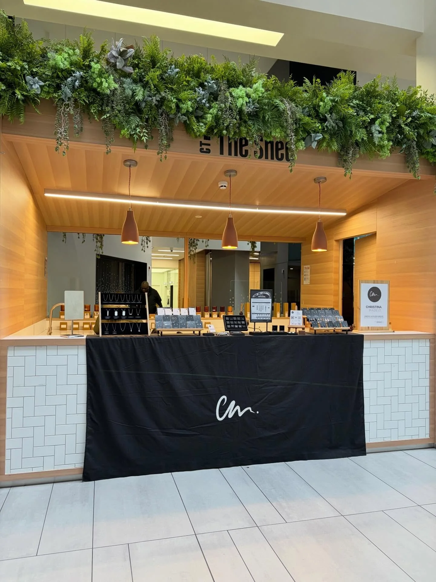 You can find me at The Shed today until 3pm. Feel free to stop by and drop off any repairs or discuss custom orders. I have a selection of gem stones and the ring sizer with me. 💍 💎 

📍 City Tower, Manchester 

 [Tuesday 10th Feb]