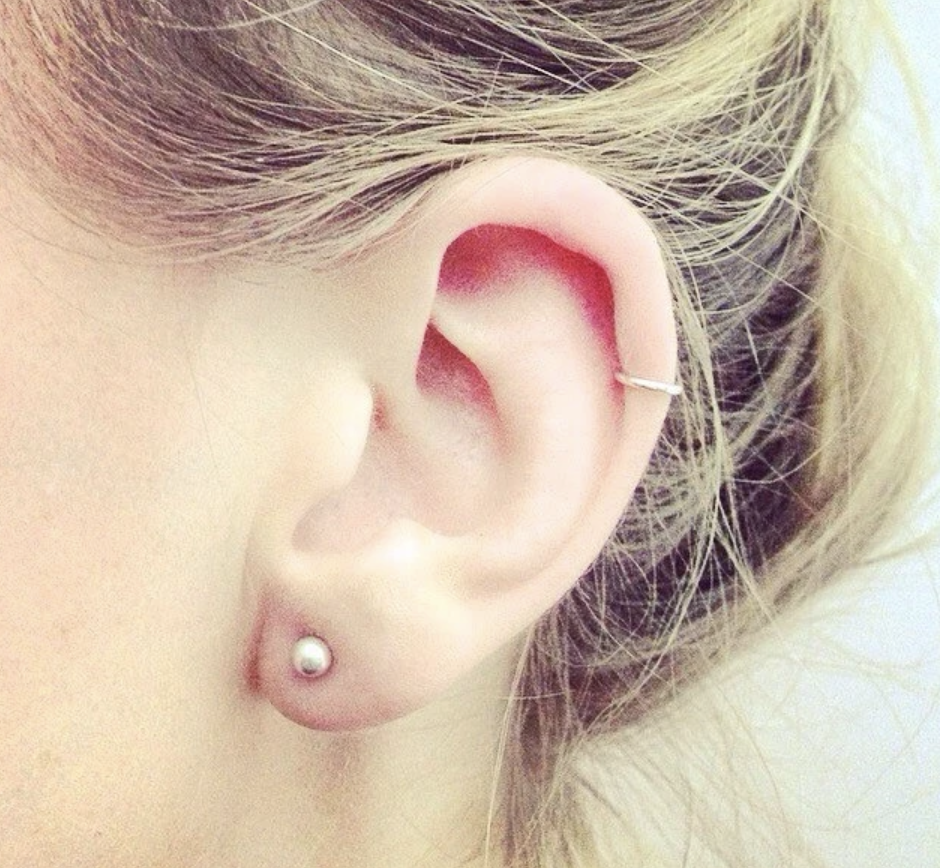 Ear-cuff-on-ear-single-hoop-non-pierced.png
