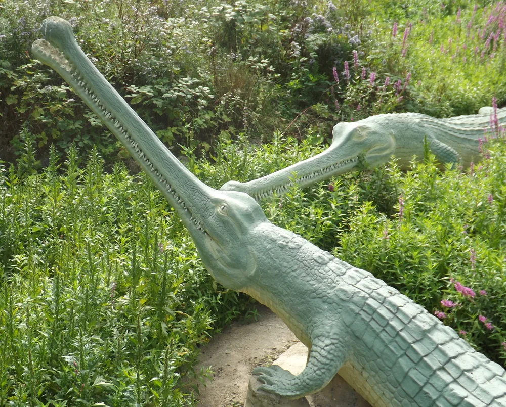 The two Teleosaurus of Crystal Palace. While compared by Owen with gharials, it’s interesting that the dorsal scute pattern they were given is very clearly based on living crocodiles. As per usual, look at the remarkable amount of well-rendered detail. Image: Darren Naish.