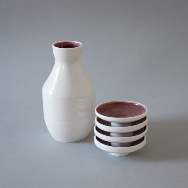 Saké bottle and cups with red glaze