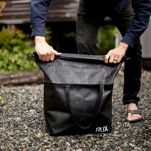 RUX Waterproof Bag 25L Lifestyle4.jpeg