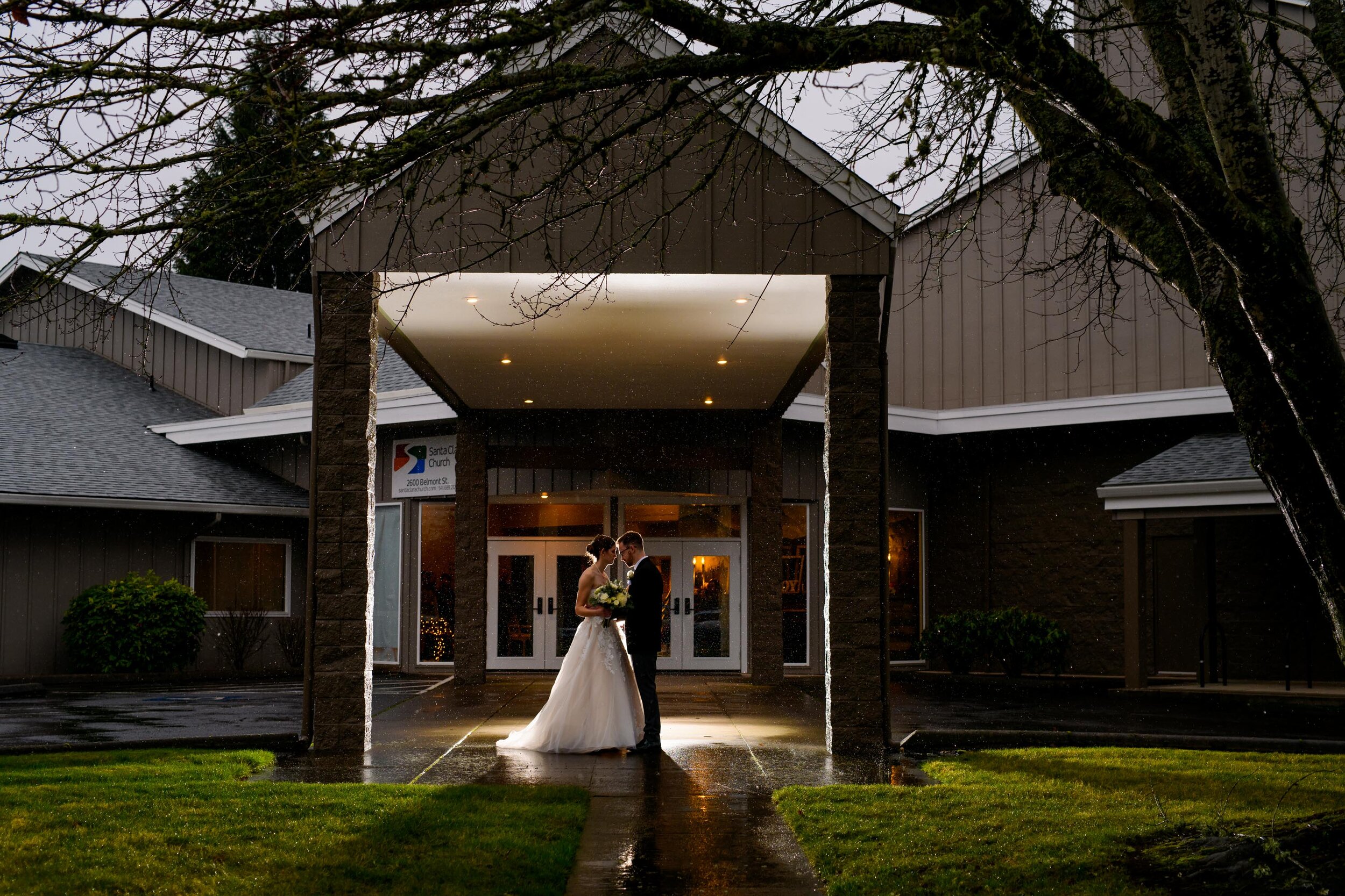 Eugene wedding photos in the rain, portland wedding photographer 36.jpg