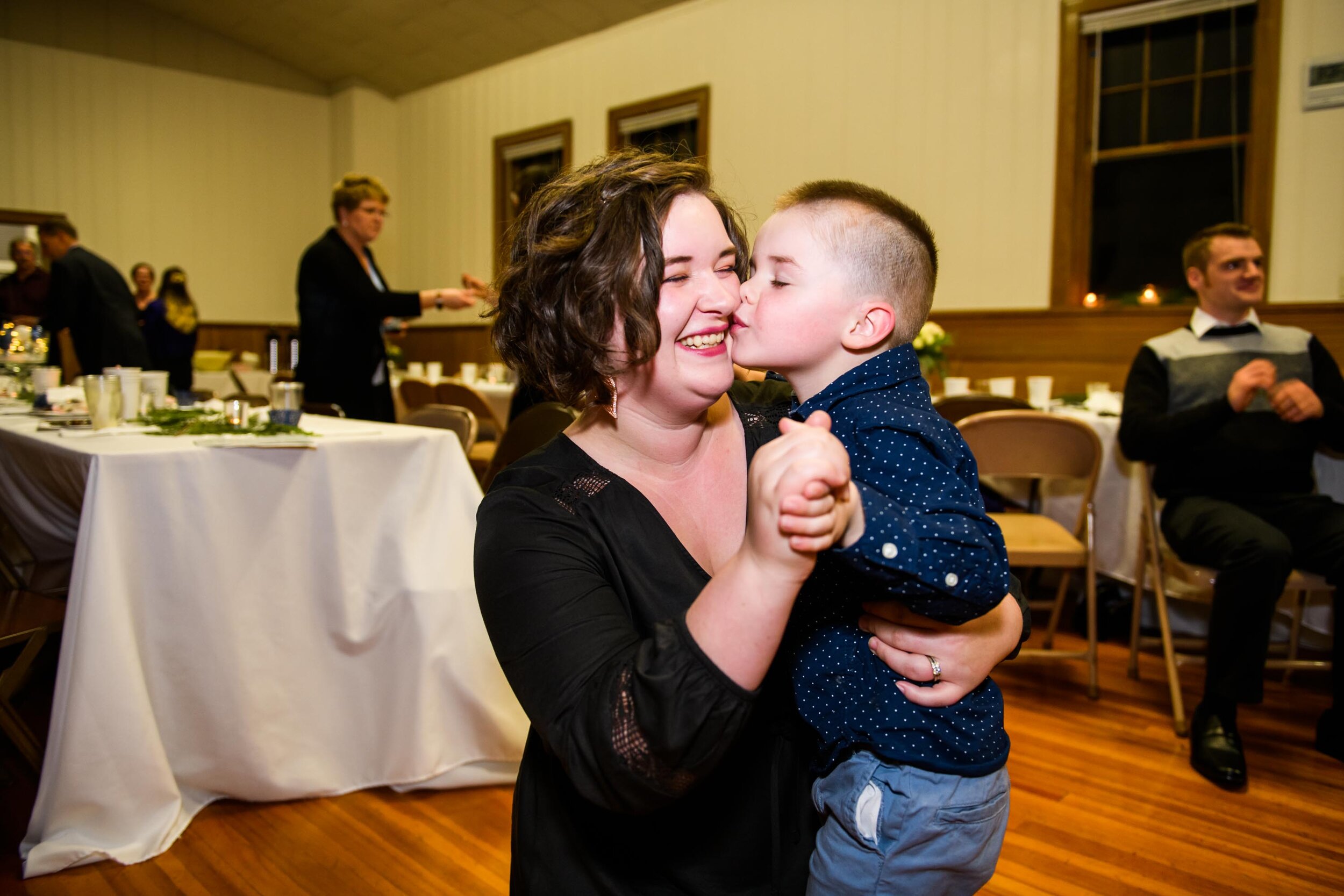 Eugene wedding photos in the rain, portland wedding photographer 80.jpg