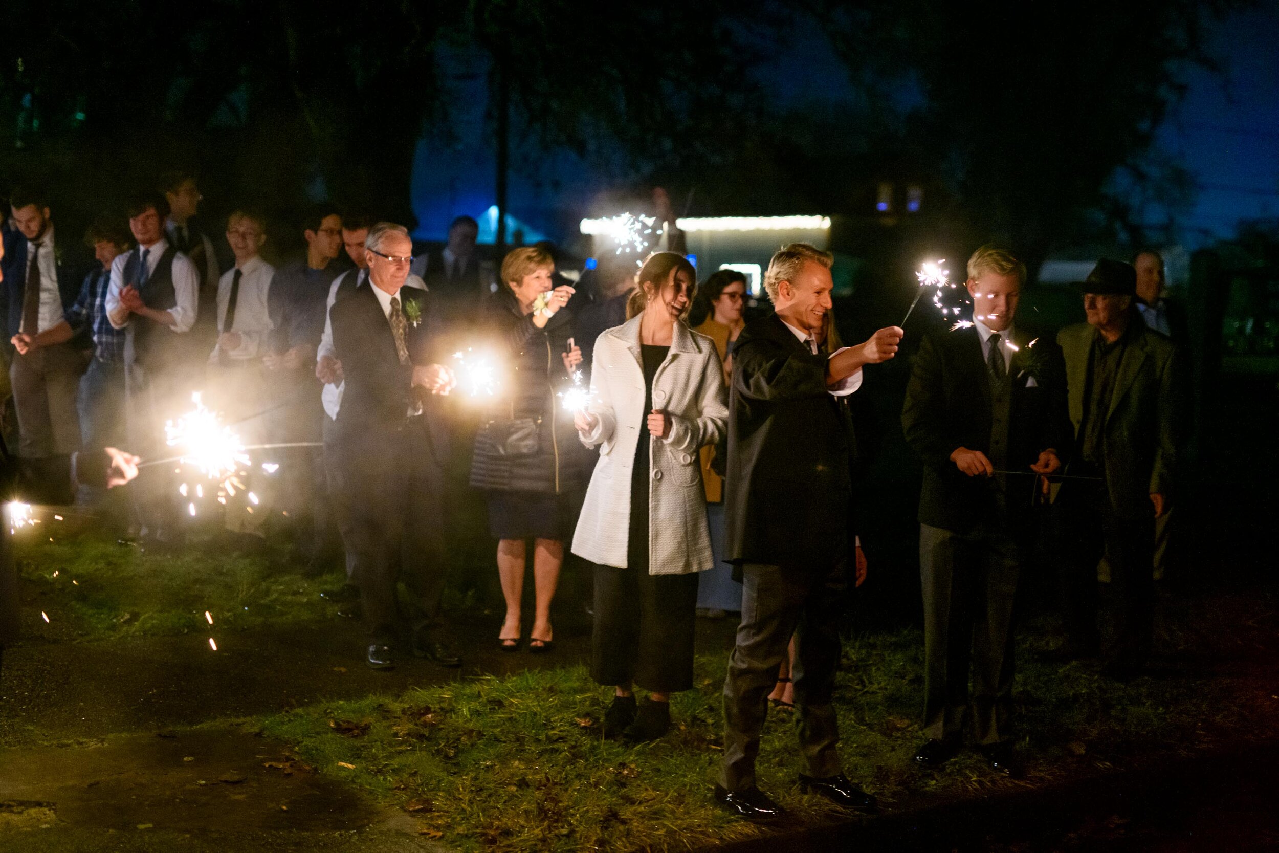 Eugene wedding photos in the rain, portland wedding photographer 84.jpg