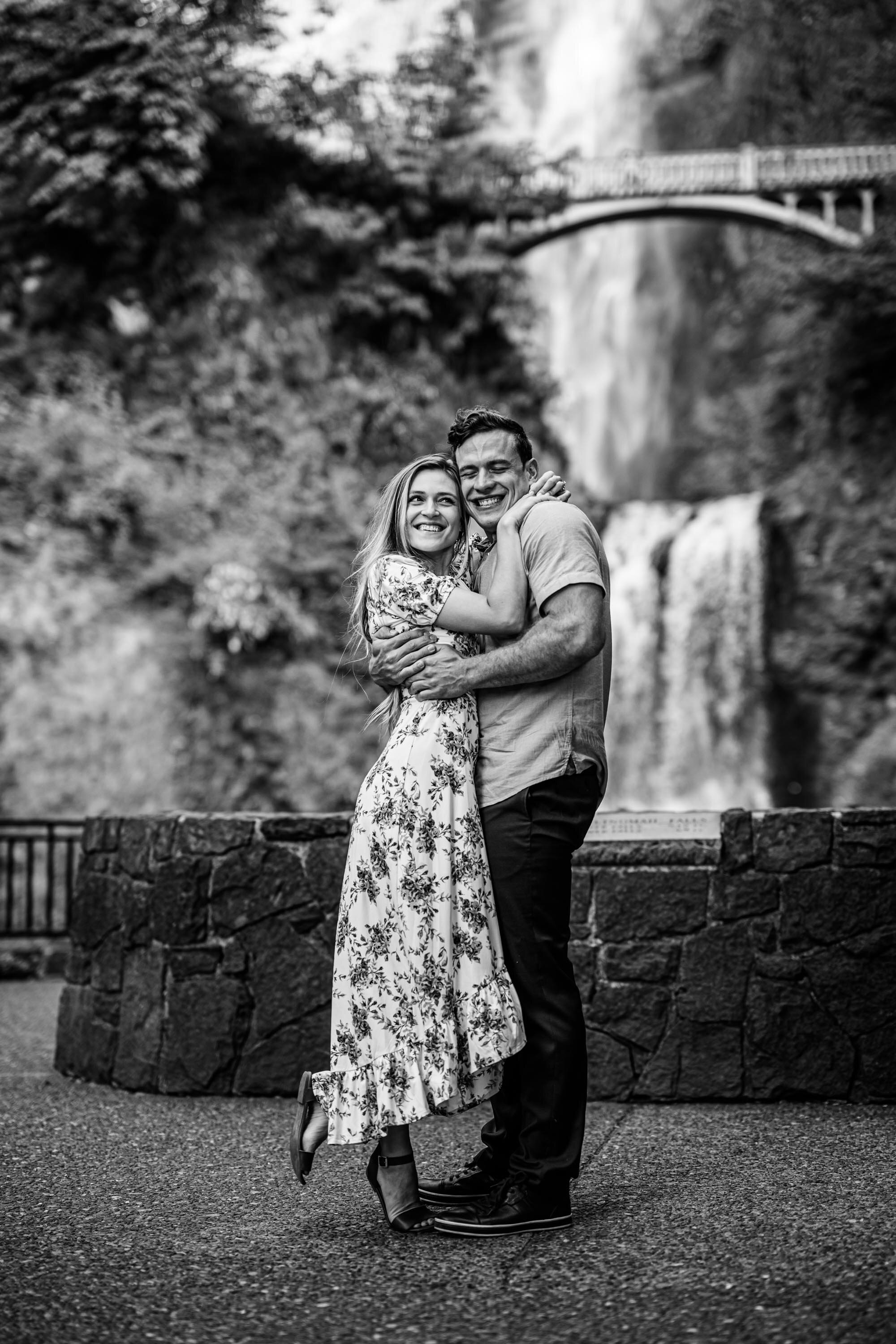 multnomah falls Engagement Photos 27.jpg