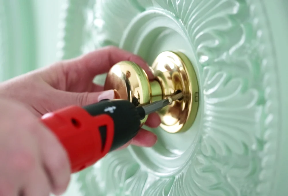 MEDALLION-SCREWING-KNOB.jpg