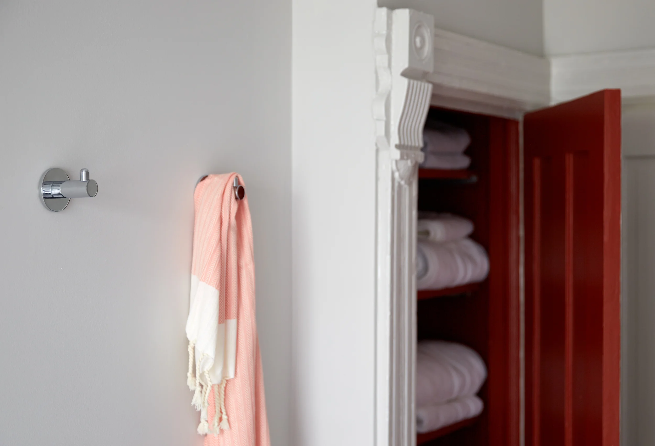 BLOG-HORIZONTAL-WEEKEND-DECORATOR--WATERWORKS-HOOKS-AND-CLOSET.jpg