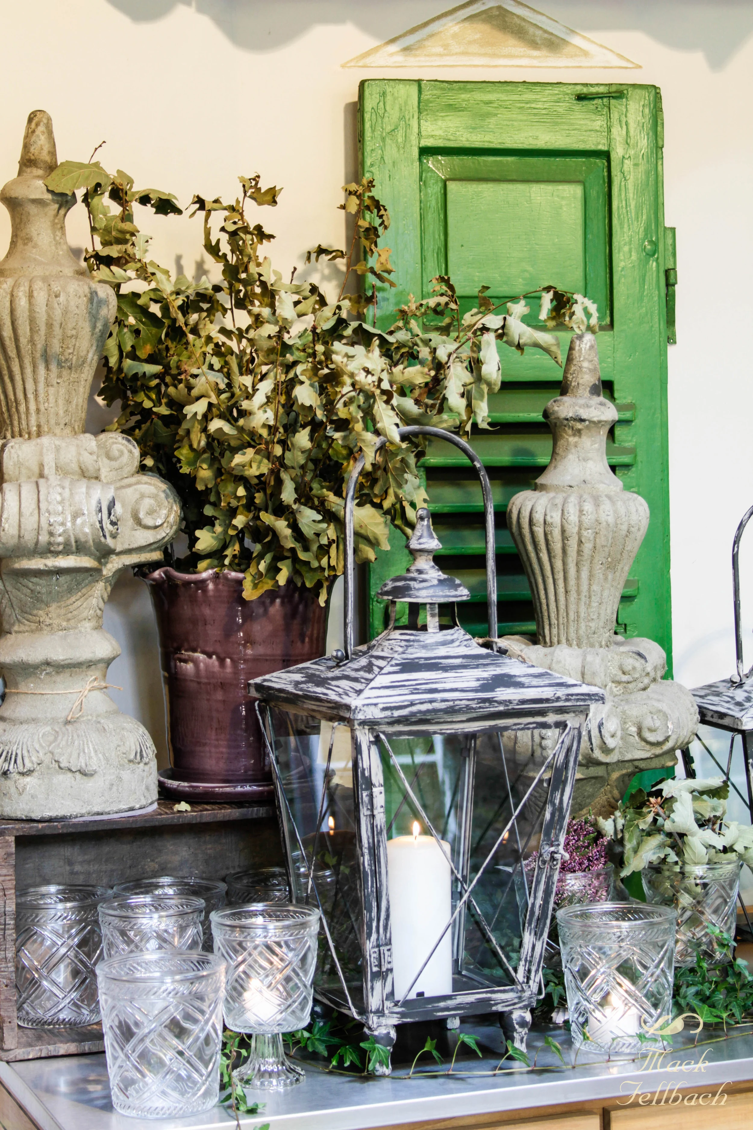 Terrasse und Garten im Herbst.