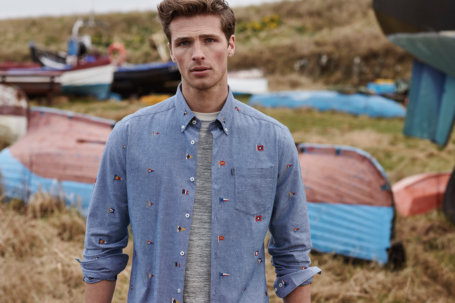 SS19_Barbour Countrywear_Chambray Flag Shirt MSH4479IN32_Location Tee MTS0513GY55_300dpi_CMYK_15cm _3_.jpg