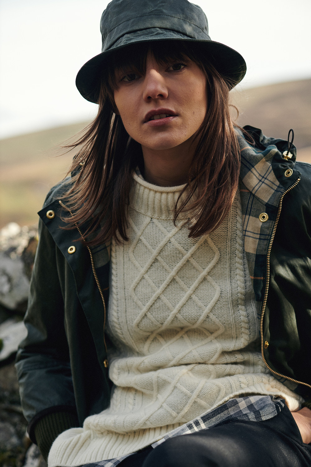 AW19_Barbour Modern Country_Wood Warbler Wax Jacket_LWX0975GN72_Tyneside Knit_LKN0973CR71_72dpi_RGB _9_.jpg