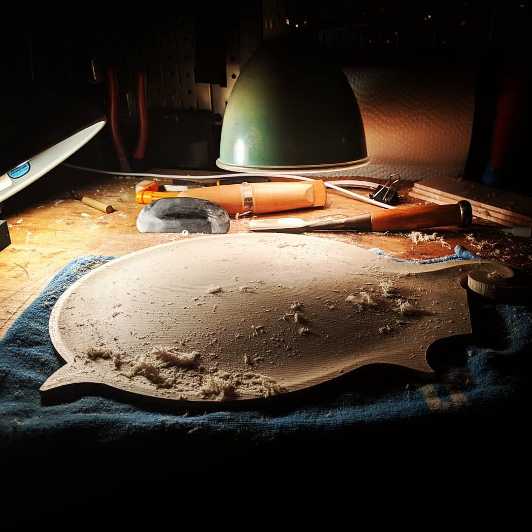 Fussing through some transitions with the most versitile tool in the shop, the lamp! Coming in at a close second, the scraper. #nosandpaper #fmodel #mandolin #luthier #luxo #whatsonyourbench #spruce #oldstandard #lamplight #shadow #handtools #sneeze