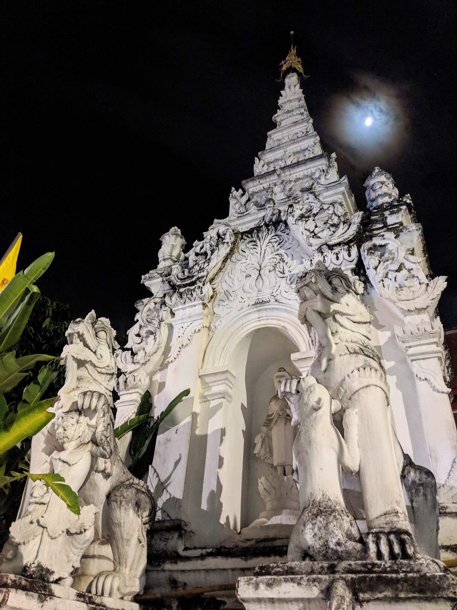 Full moon over Wat Mahawan Tapae