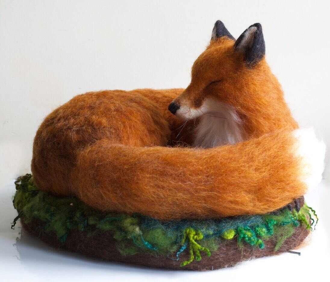 Fox is awaiting faerie ✨
.
.
.
.
.
#lavenderandlark #fox #feltedfox #felt #feltart #needlefelting #sculpturalfelt