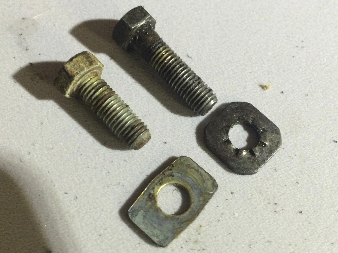 The 3.0L oil pan bolts are shorter, have coarser threads, and use rectangular washers as compared to the longer, finer-threaded 2.8L bolts and their square washers.