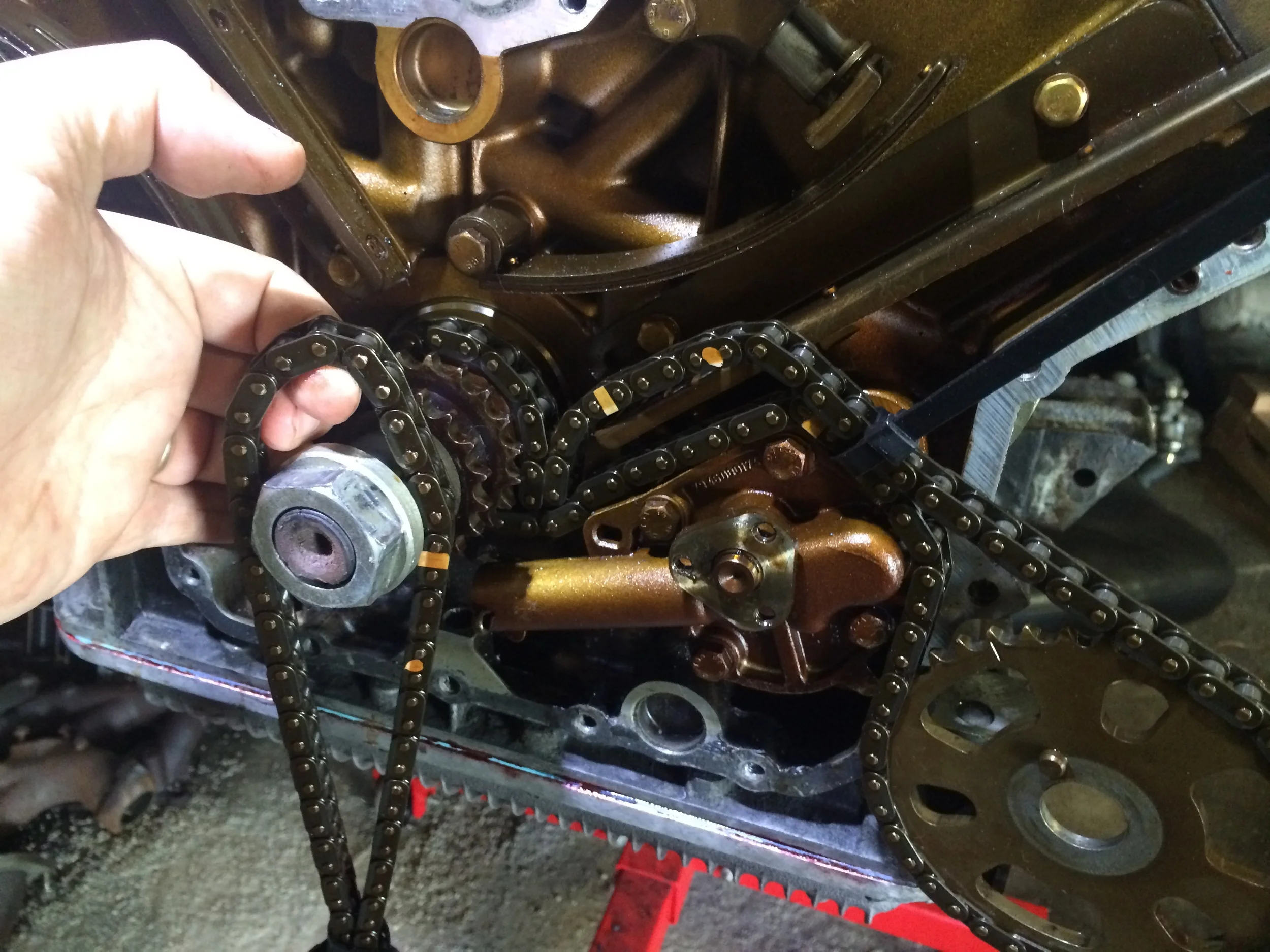 Taking off the oil pump chain.