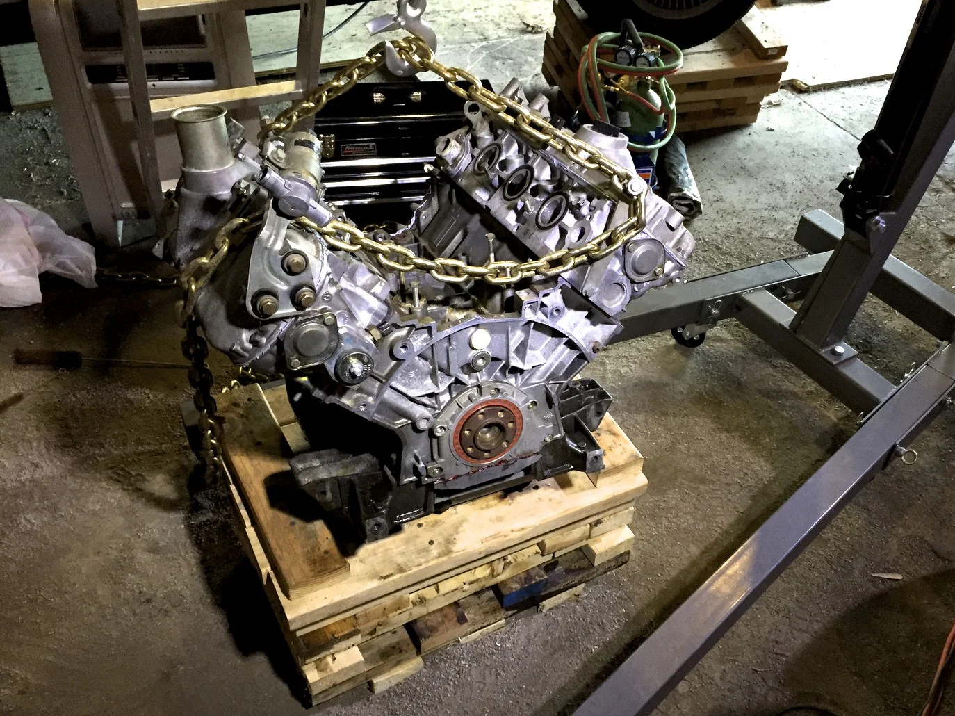 The engine resting on its oil pan, the rear main seal exposed for removal.