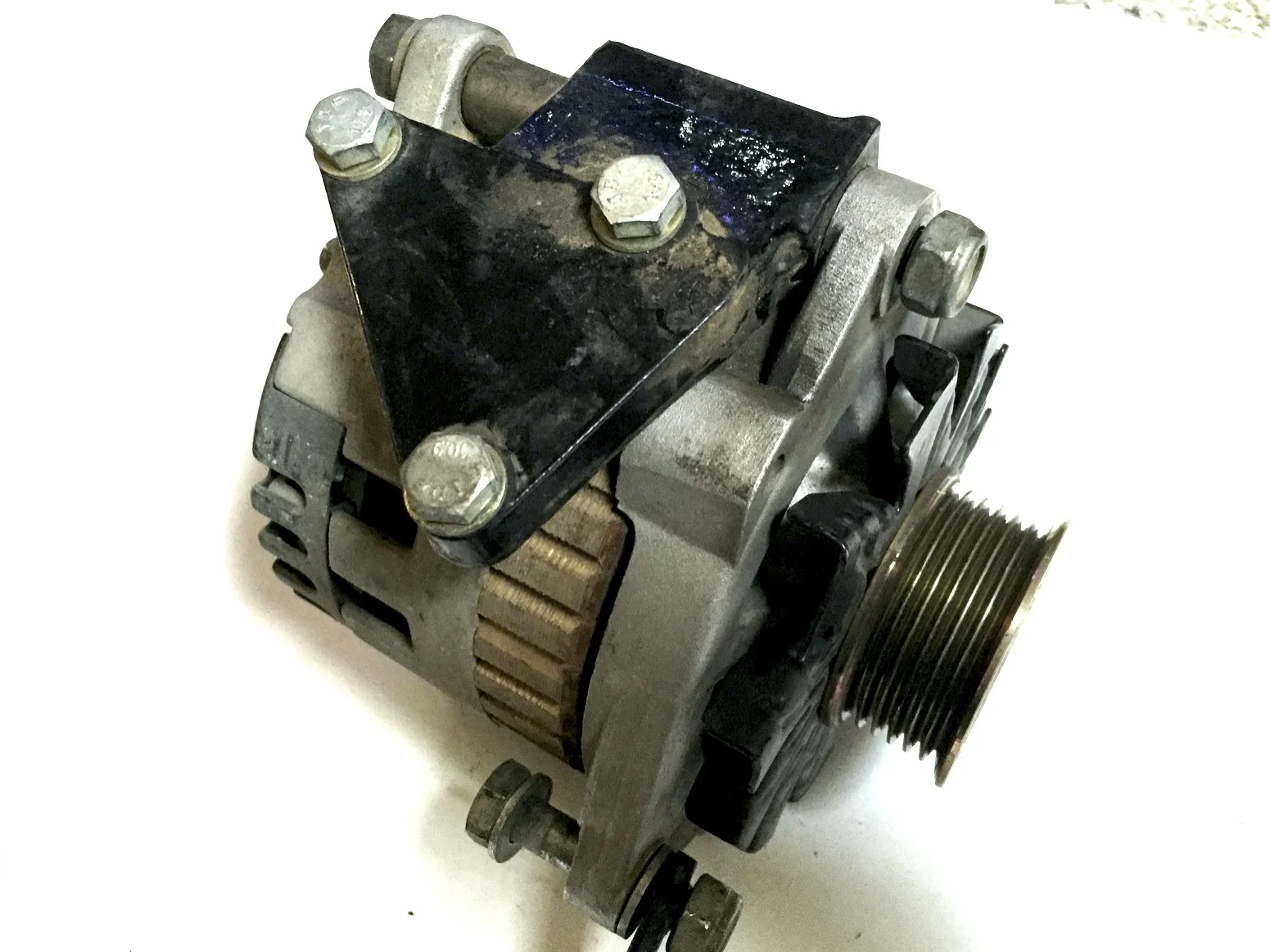 The mounting bracket is slightly modified, with 9mm removed from the part where the long bolt goes through the alternator.