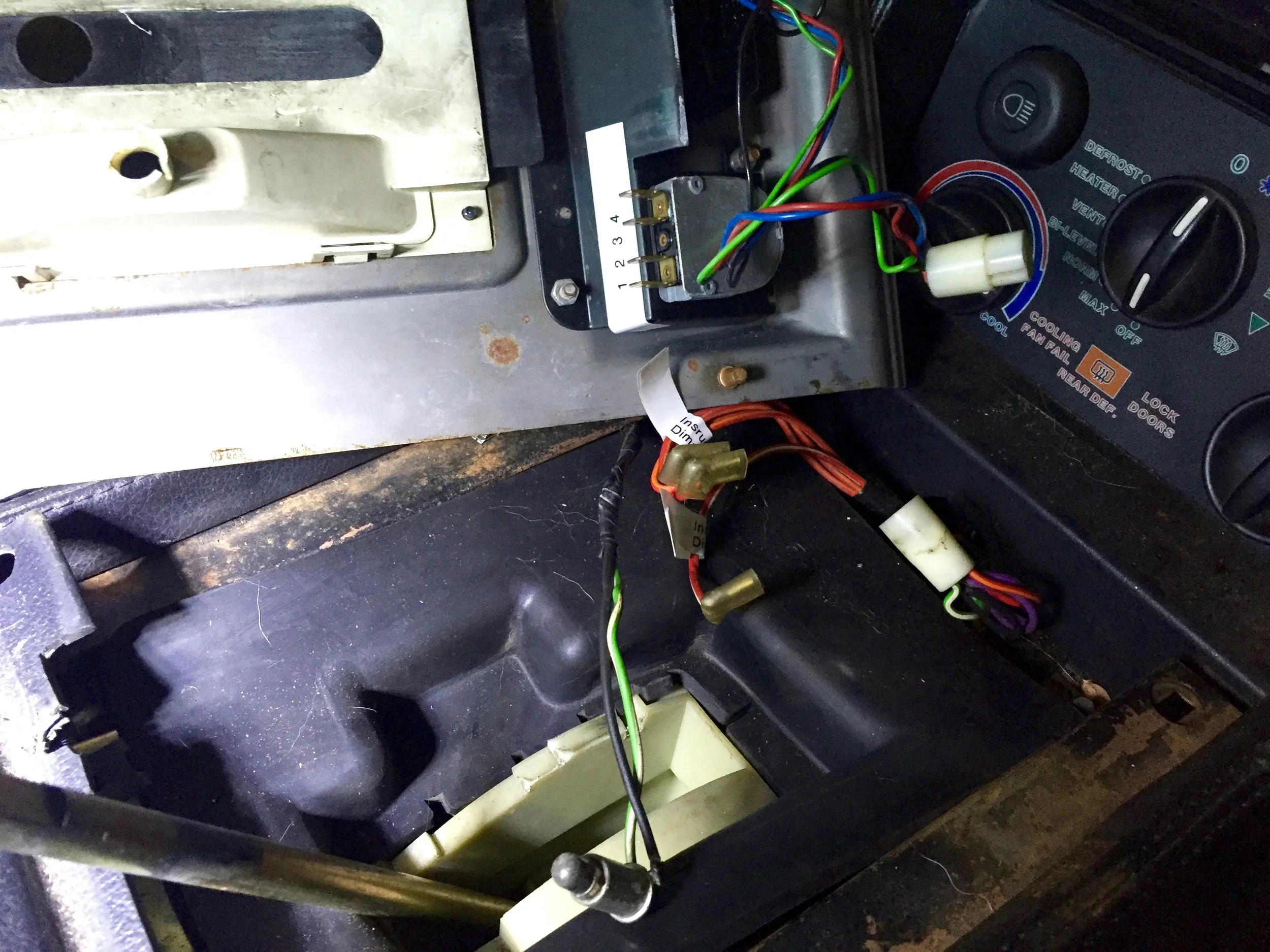 Before moving the plate, the plate lamp has to be pulled out, as well as the instrument dimmer wires and the clock connector. 