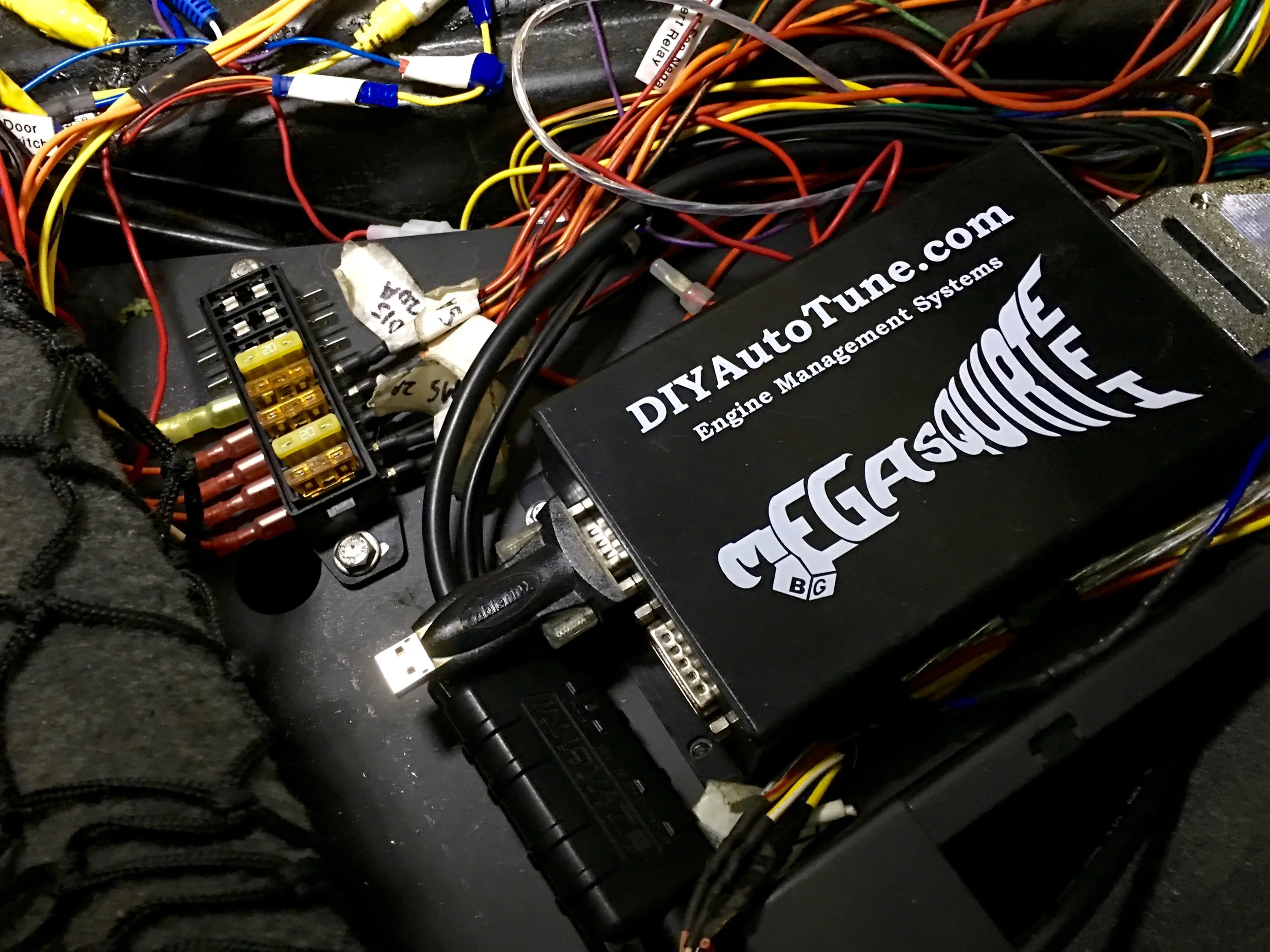 The fuse box installed next to the Megasquirt and EDIS boxes. The LC-2 is loose below the Megasquirt in this picture.