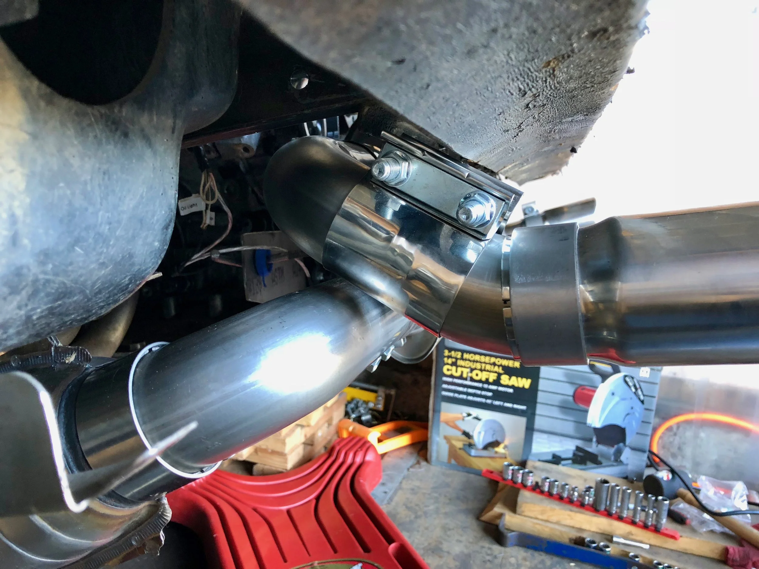 The driver's side tail pipe crossing over the top of the pipe from the catalytic converter.