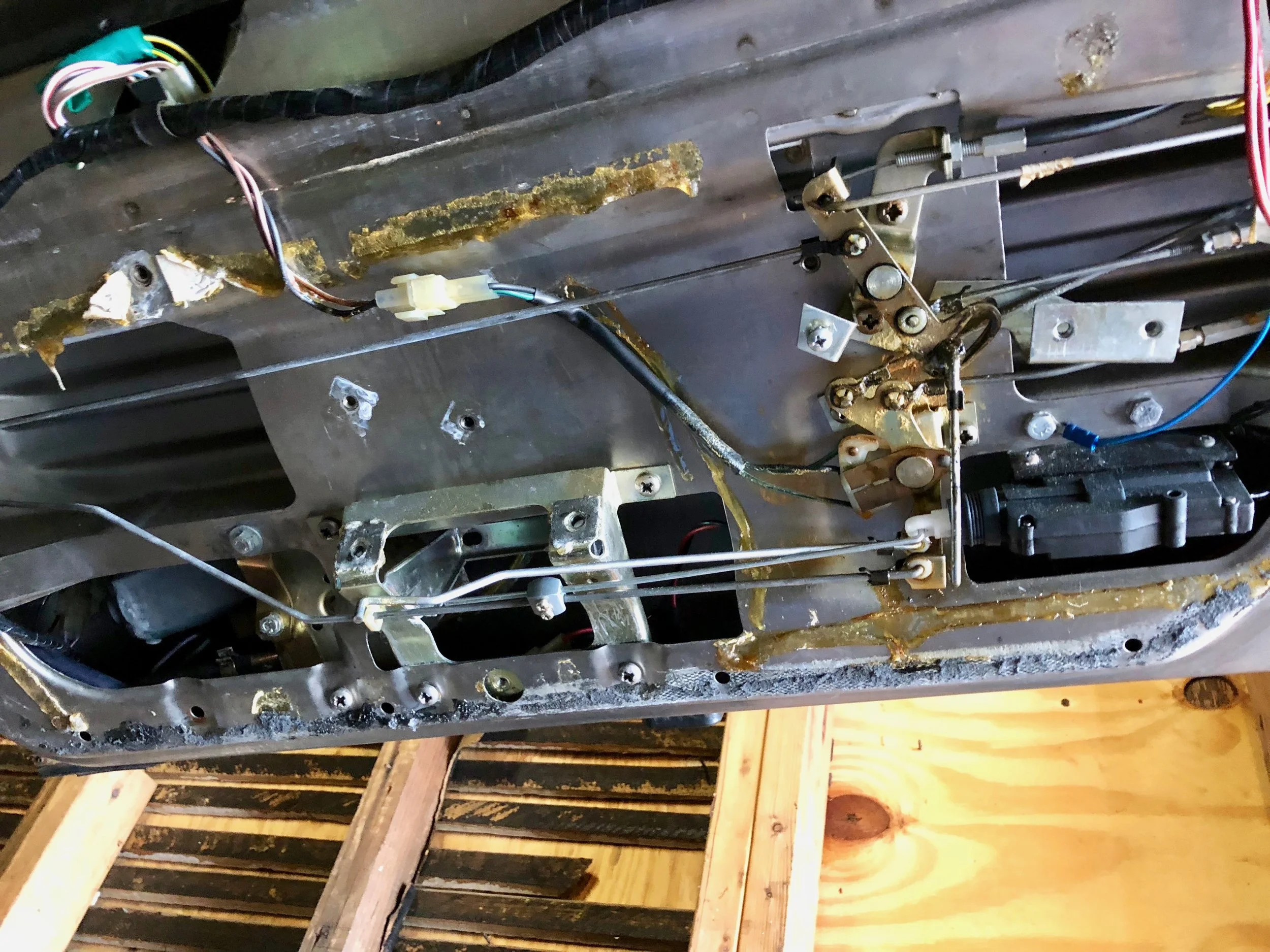 After removing the door lock and handle controls, the pull handle bracket was clearly visible for tapping.