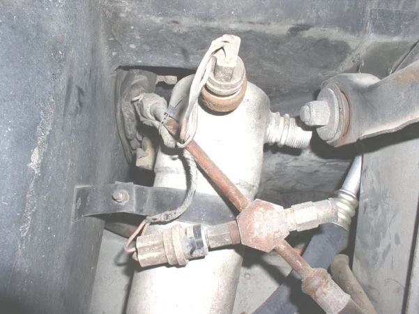 This image from DeLorean Motor Parts (formerly Special T Auto) demonstrates how the original DeLorean later-VIN high pressure switch assembly worked. This hose design is no longer available.