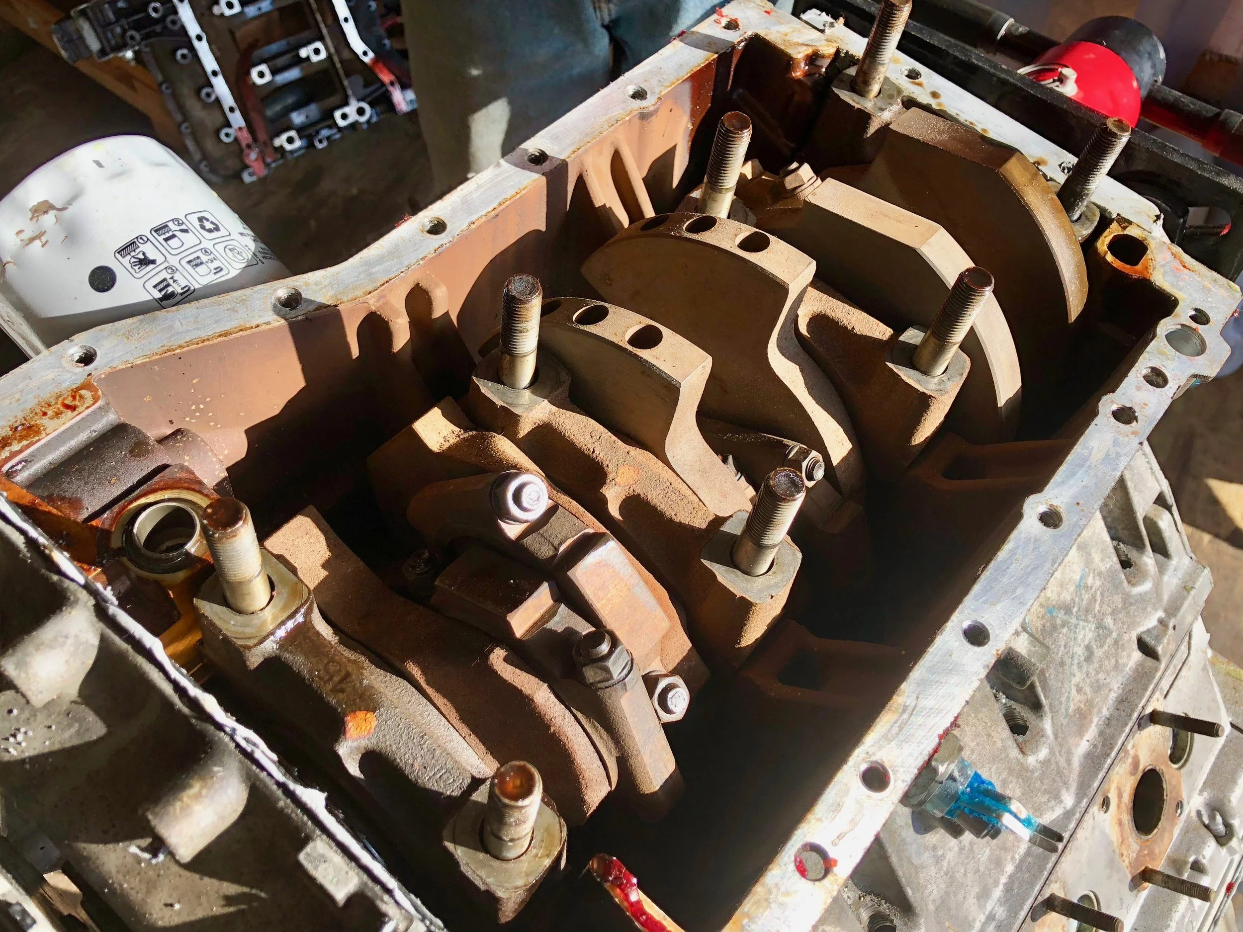 Without the lower crankcase, it's clear to see that the engine is completely dry. This easily explains the loud squeaking -- there was no lubrication.