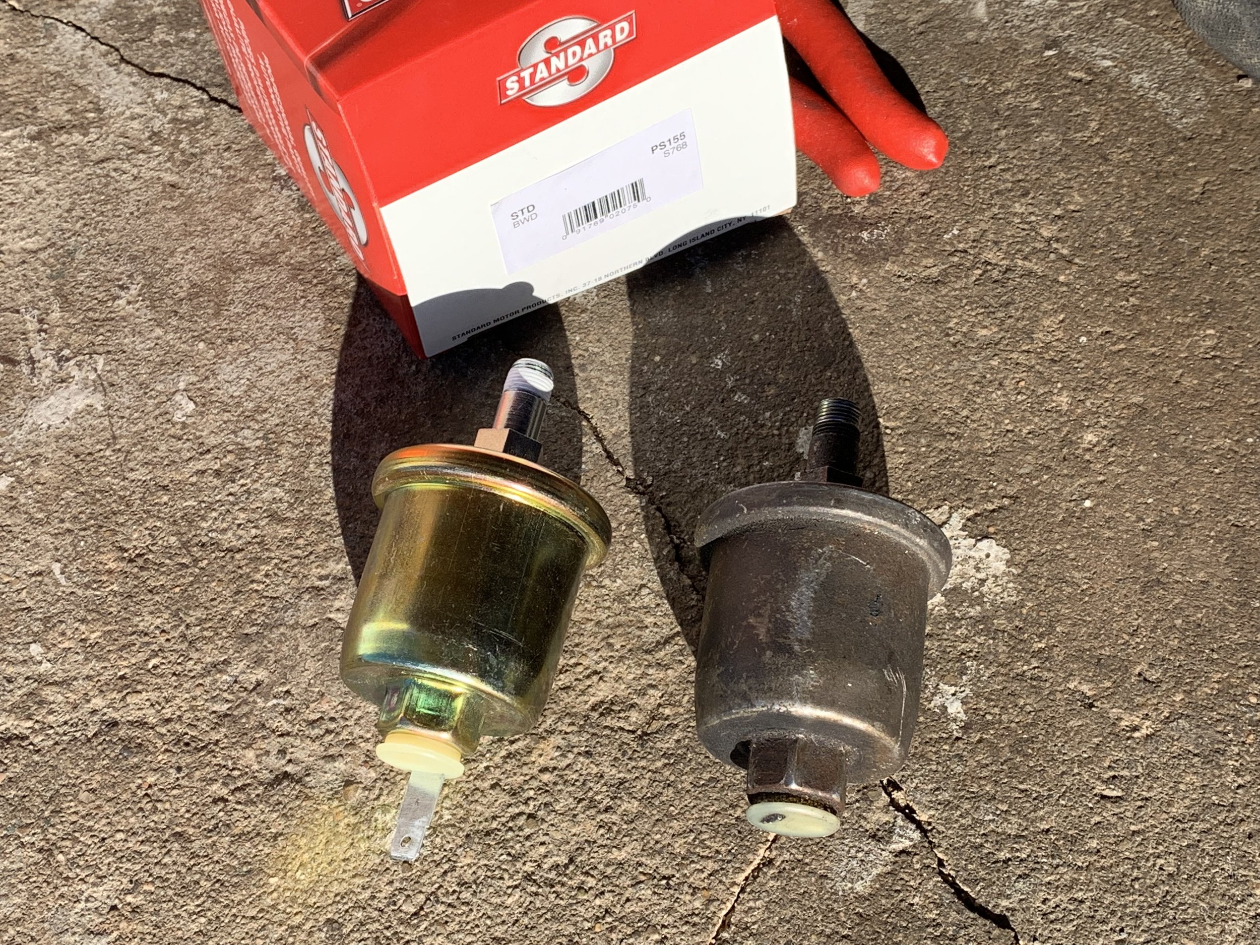 The old DeLorean sender with the broken connector (right) and the new PS155 from O’Reily (left).