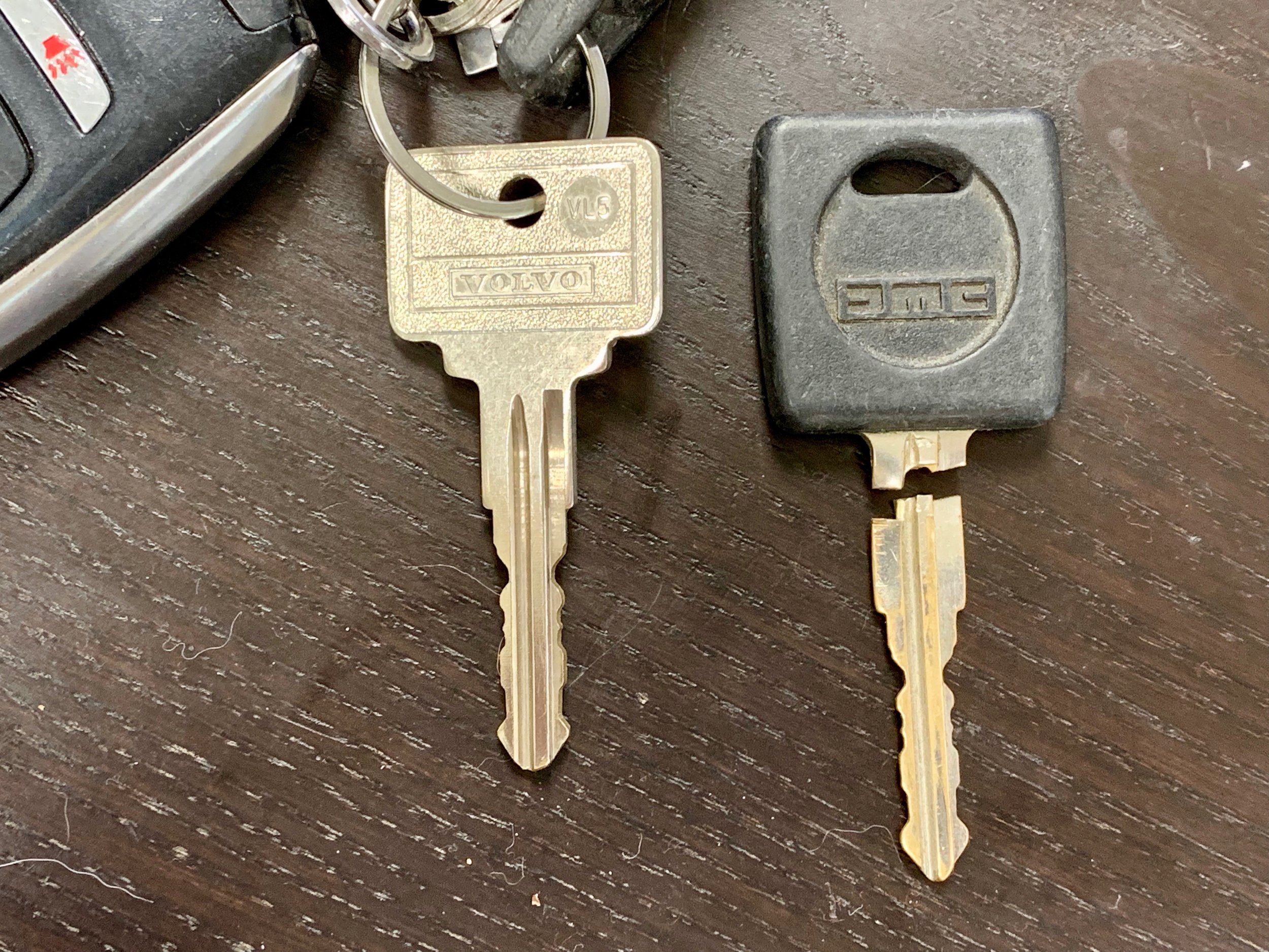 My broken key (right) and the replacement (left).