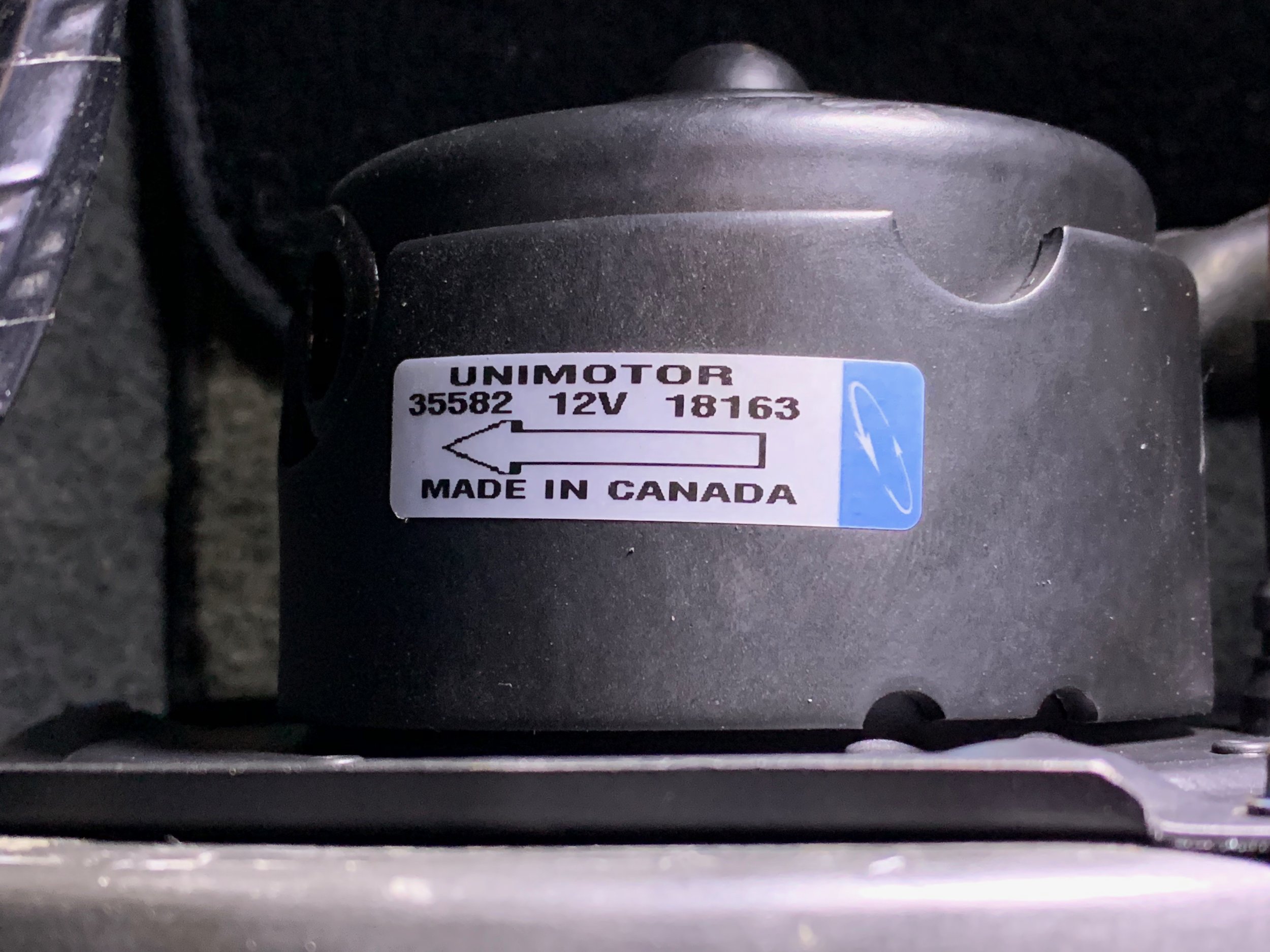 The label of the motor with its model number and an arrow indicating the direction of rotation..