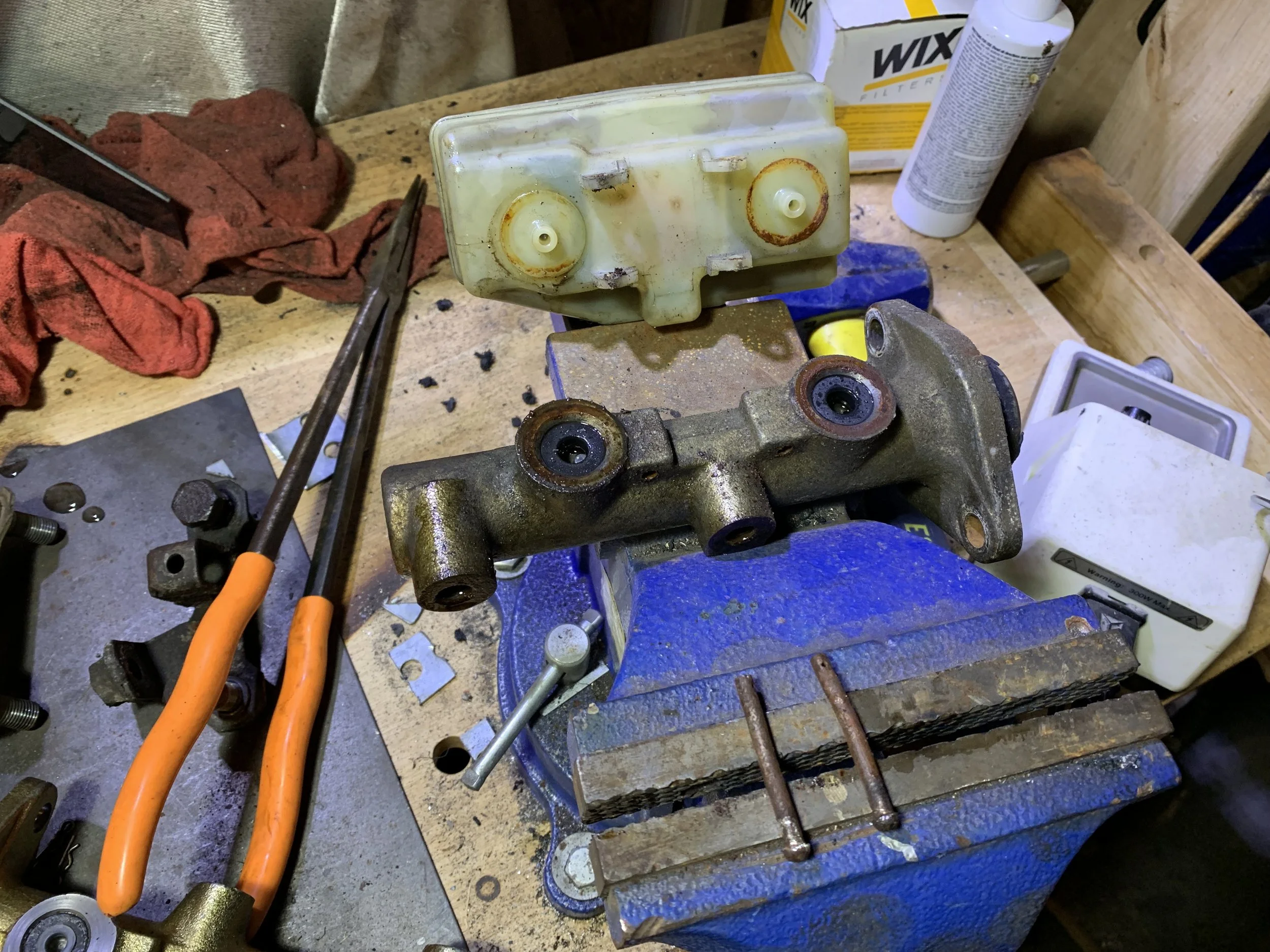The reservoir separated from the reservoir. The two pins are reseting on the vice.