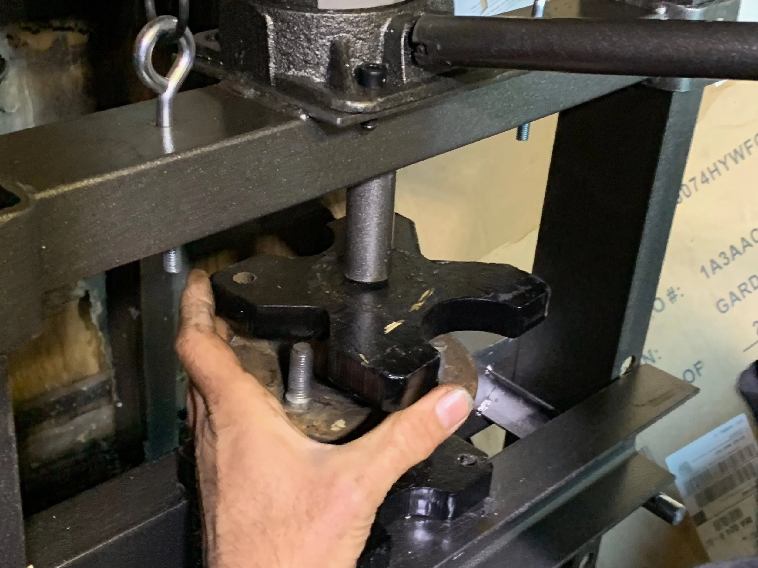 Starting the bearing with a steel plate on the press.