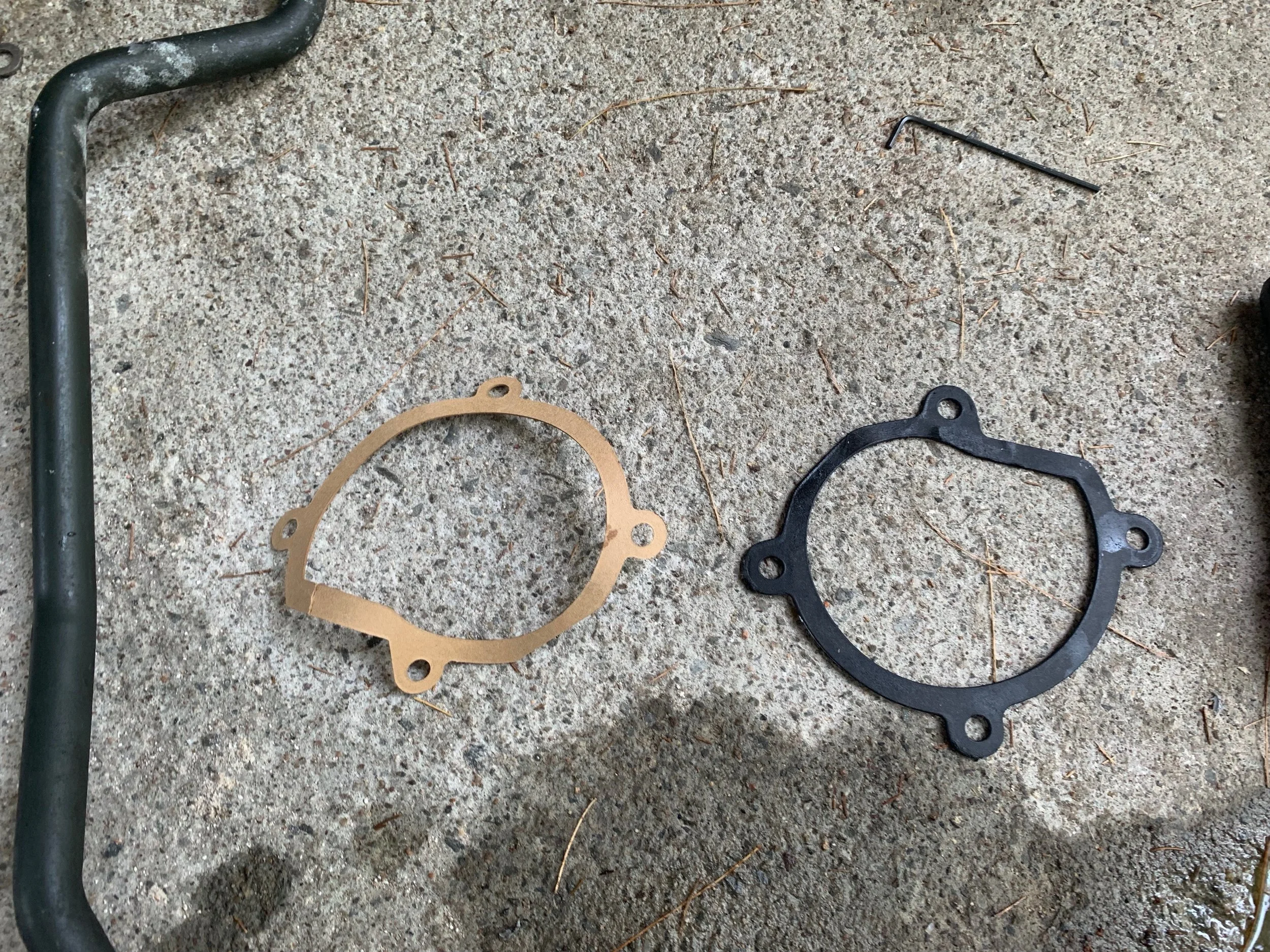 The cheap paper gasket that came with the new pump, and the nicer rubber gasket on my old pump that I reused.