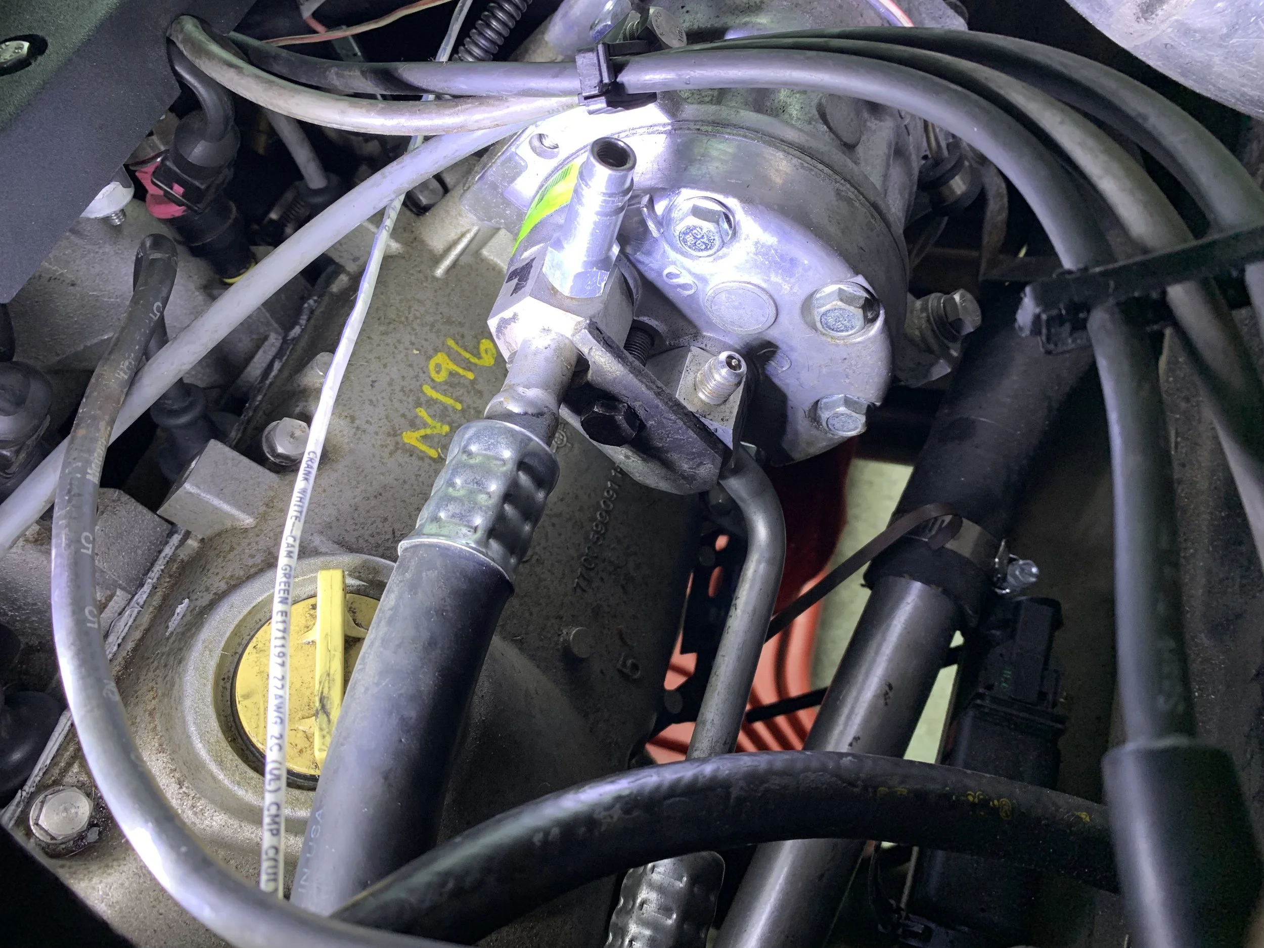 Correct connection of the hoses. Note that the low how’s goes to the S (suction) side of the compressor, and the high side goes to the D (discharge) side.