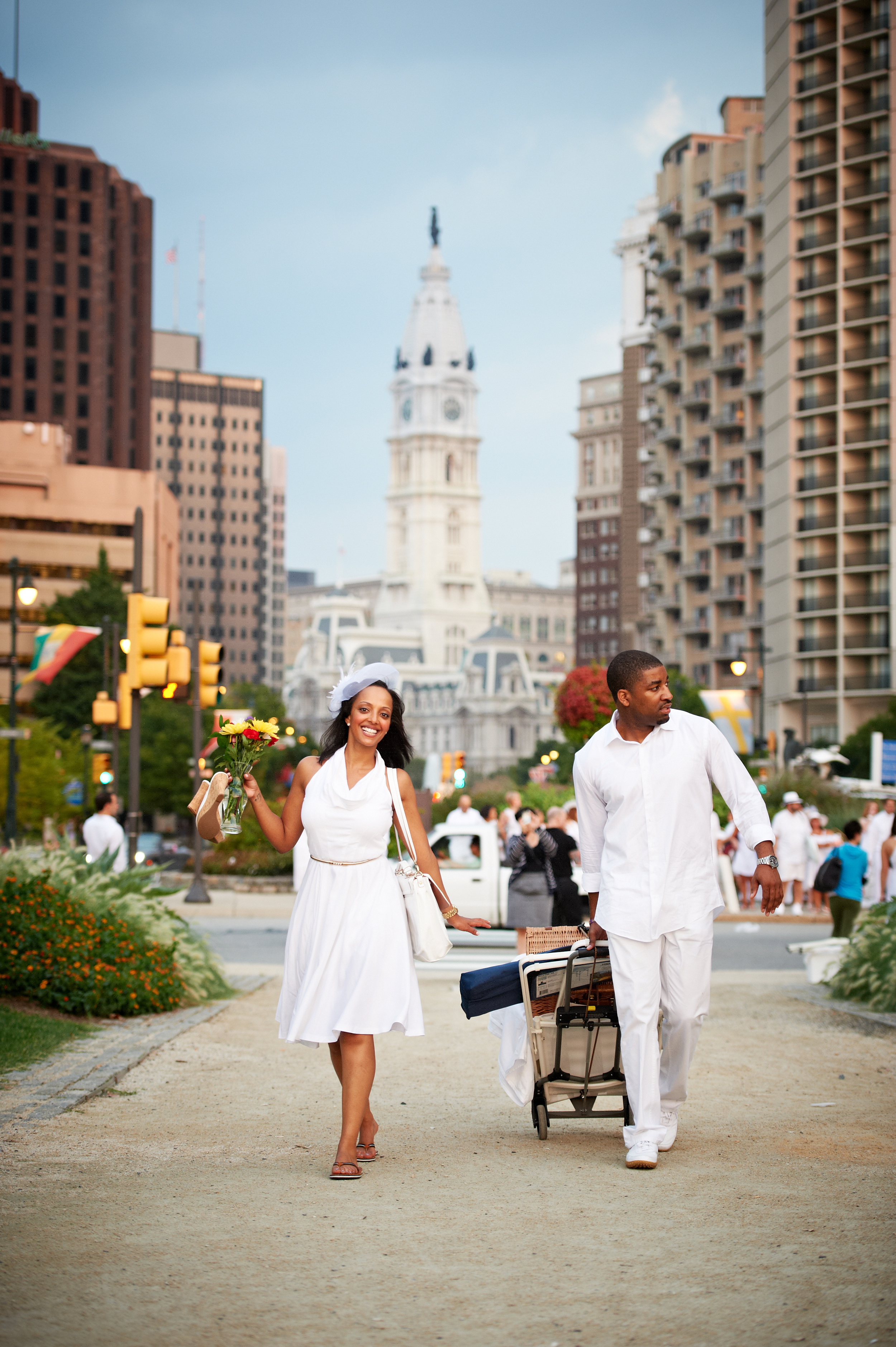 Diner_an_Blanc_Philadelphia_2012_forPRINT_117- walking with city hall in bkgd.jpg