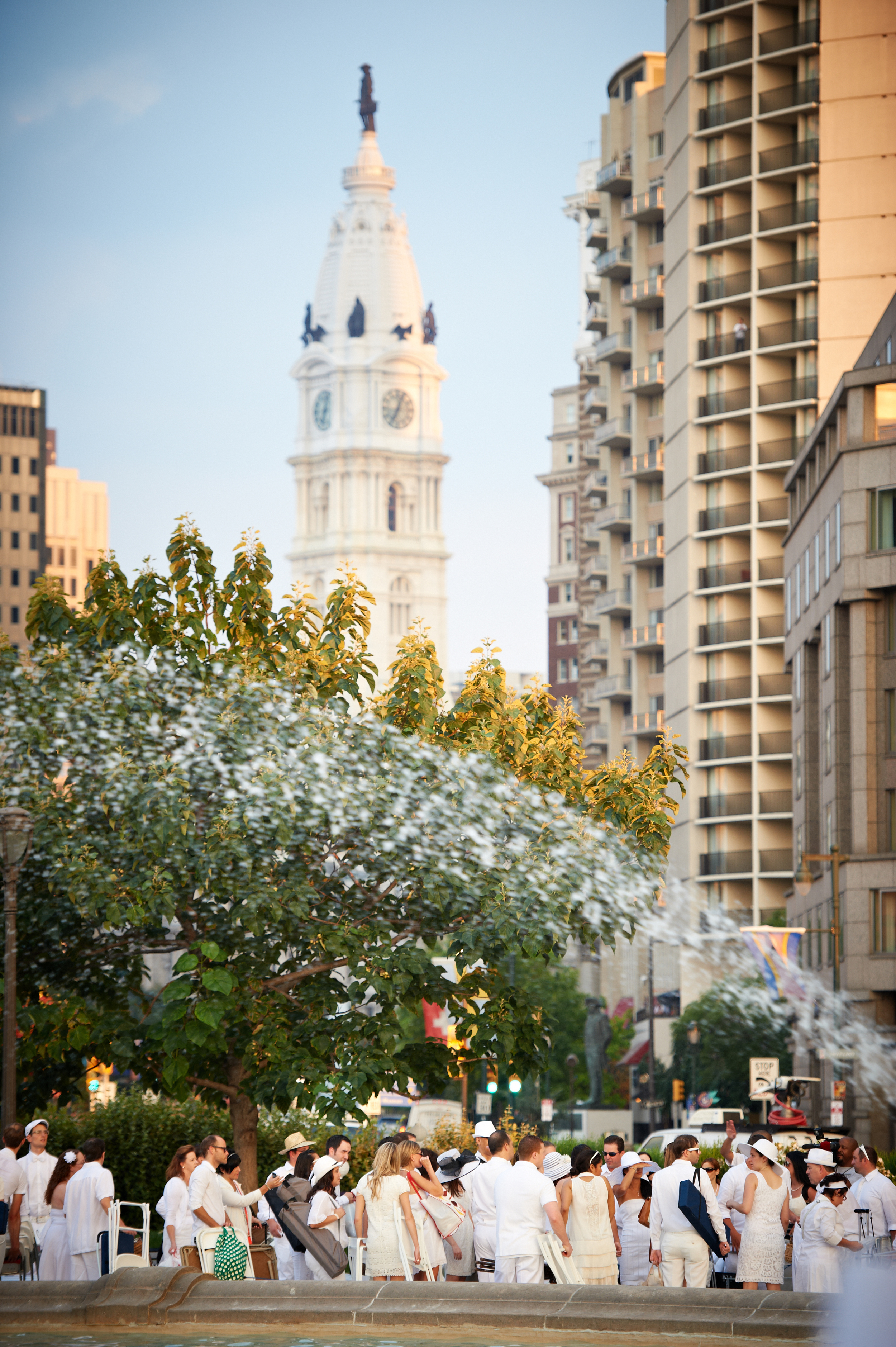 Diner_an_Blanc_Philadelphia_2012_forPRINT_055- city hall line of ppl.jpg