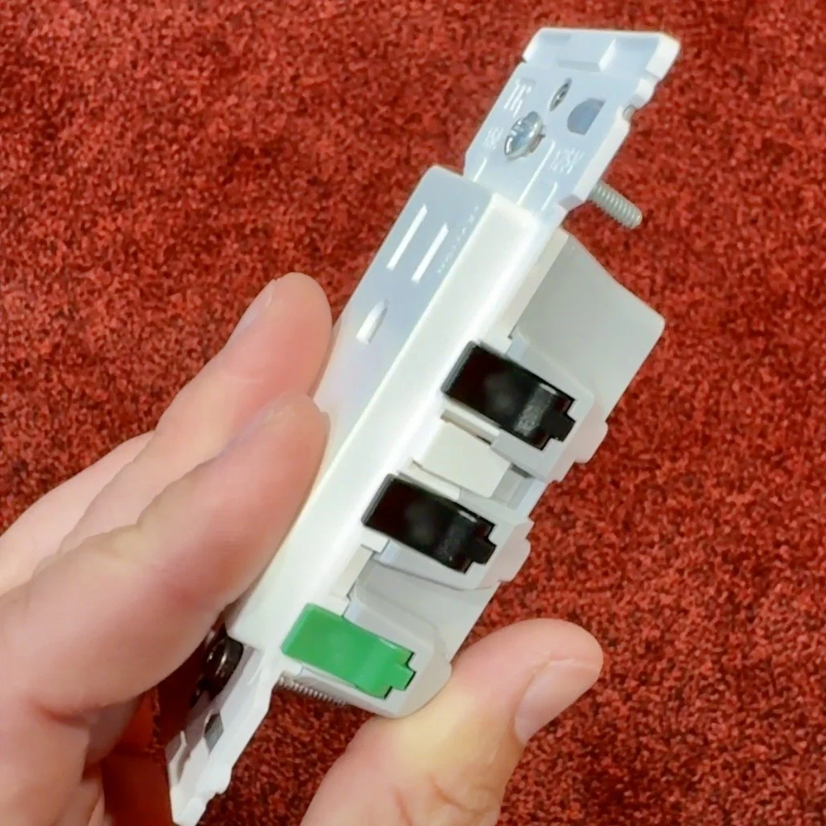 Screwless Electrical Outlets 