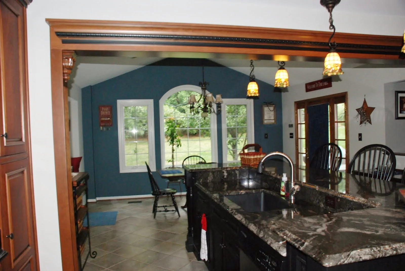 Nifty kitchen & living room expansion w/ breakfast room