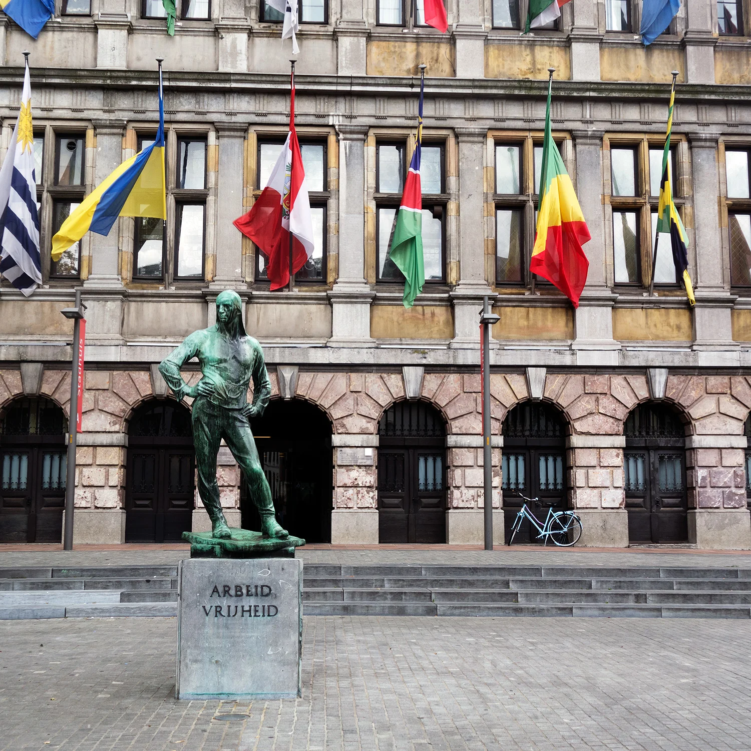 Arbeid Vrisheild statue in Antwerp
