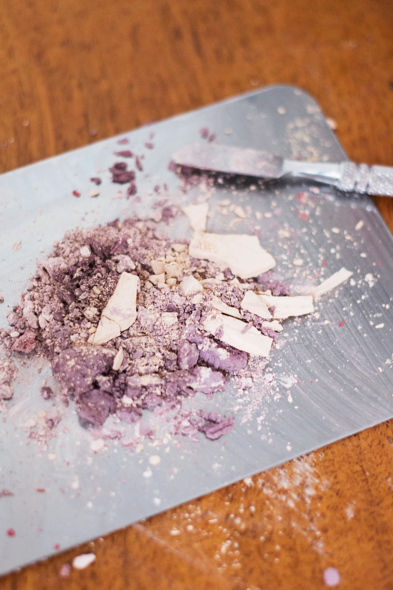 mixing-custom-eyeshadows.jpg
