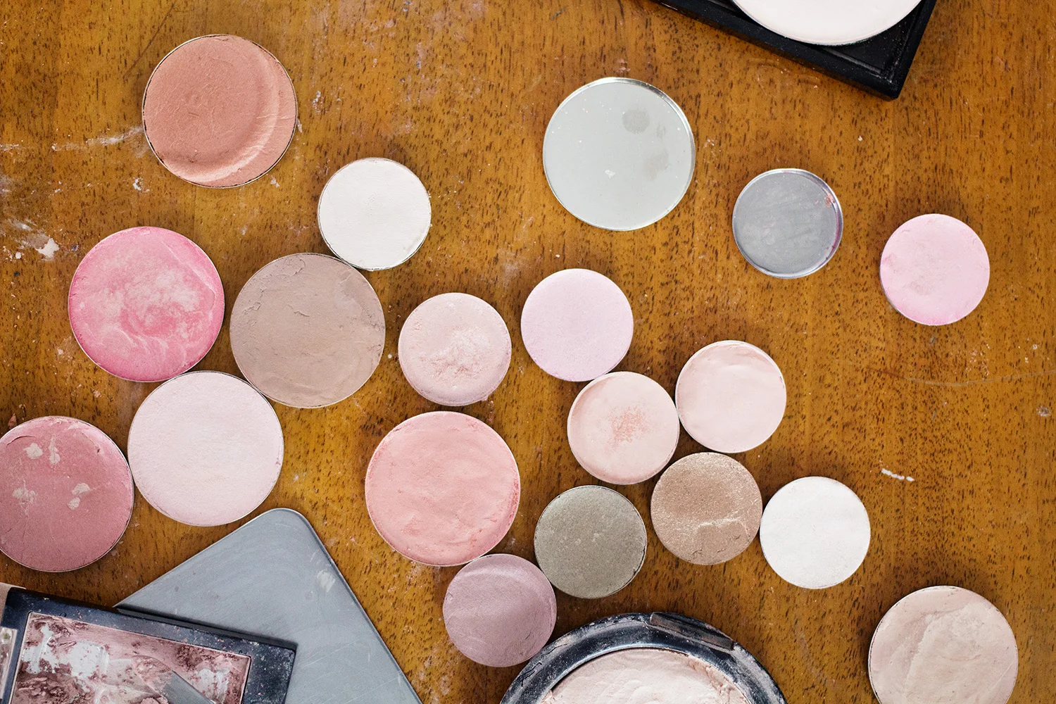 making-custom-eyeshadows.jpg