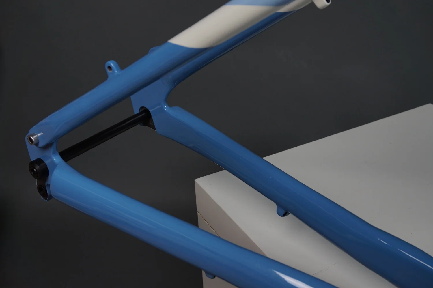 Close up view of custom fit gravel bike made in the UK with lightweight carbon fibre tubes.