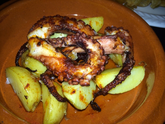 Octopus, potatoes, pimentøon.