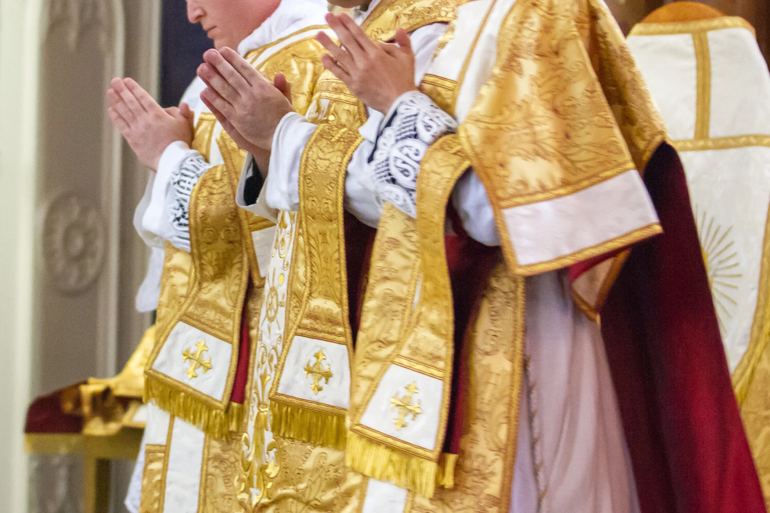 How to Shoot the Traditional Latin Mass (and tips for dark indoor photos)
