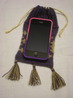 Knitted+bag+with+iPhone.JPG
