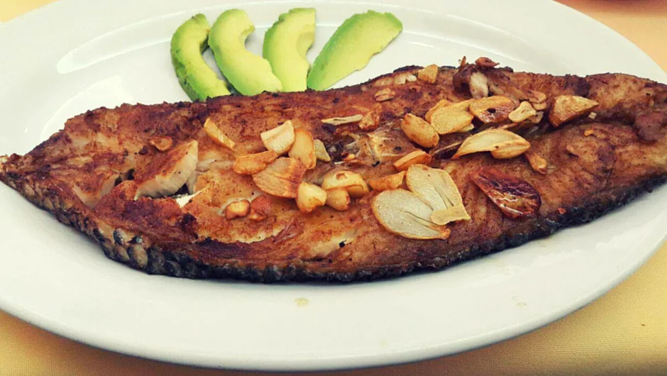 Posta de robalo al mojo de ajo.jpg