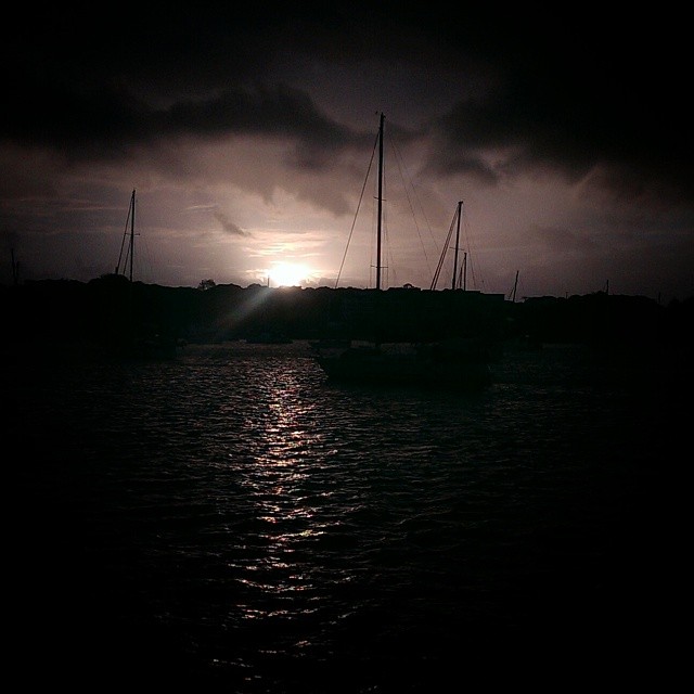 Sun doing its ting out at sea!